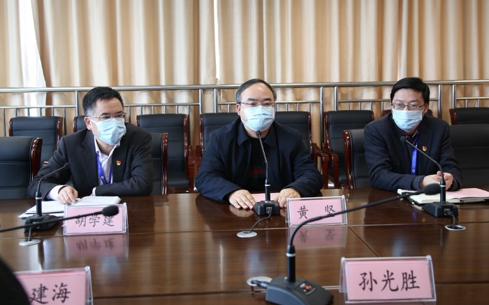 黄坚副校长专程来院为医疗队员送行_副本.jpg 黄坚副校长专程来院为医疗队员送行_副本.jpg