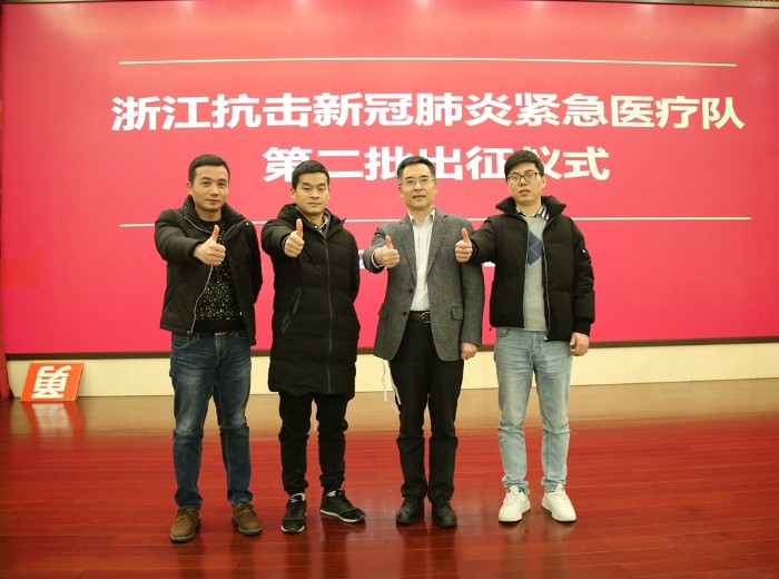 胡学建书记专程陪同医疗队员赴杭州登机_副本.jpg 胡学建书记专程陪同医疗队员赴杭州登机_副本.jpg