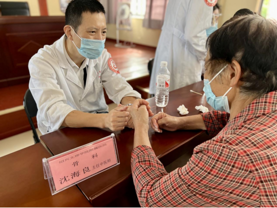 “结对共建,以建促健”——绍兴文理学院附属医院第十四党支部走进东湖街道五联村开展健康惠民活动386.png