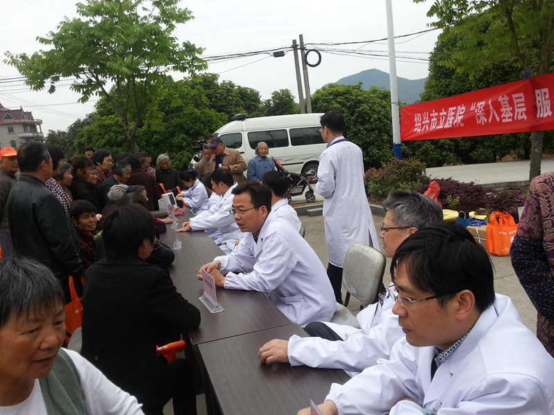 深入基层 服务百姓”巡回义诊活动--我院赴漓渚镇棠二村义诊1.jpg