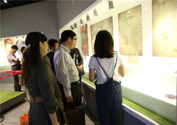 参观标本解剖教学馆.jpg 参观标本解剖教学馆.jpg