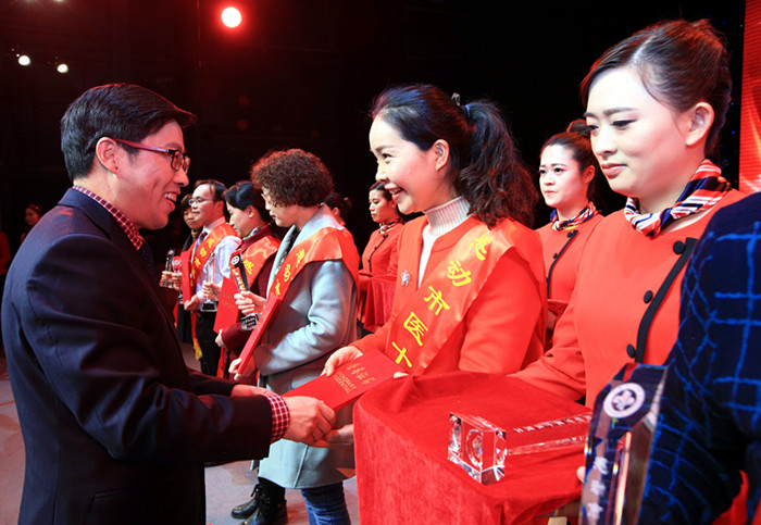 张伟阳院长为十佳员工颁奖_副本.jpg