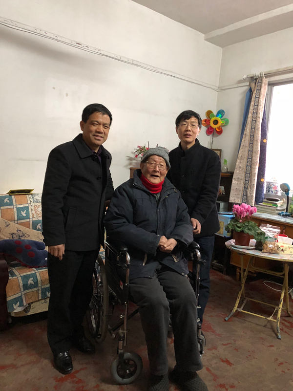 慰问离休干部(合影留念).jpg 慰问离休干部(合影留念).jpg