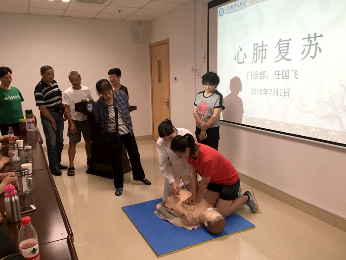 任国飞护士长示范心肺复苏的操作流程_副本.jpg 任国飞护士长示范心肺复苏的操作流程_副本.jpg