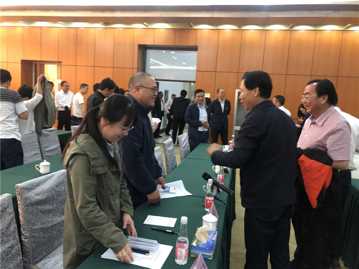 绍兴市——大柴旦对口支援工作座谈会后，马书记和海西州州长、州副书记孟海再次和我院两位援青医生亲切交谈。.jpg