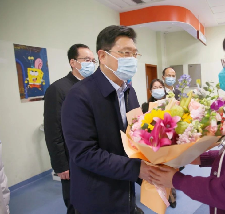 绍兴文理学院党委书记崔凤军一行慰问我院一线医务人员